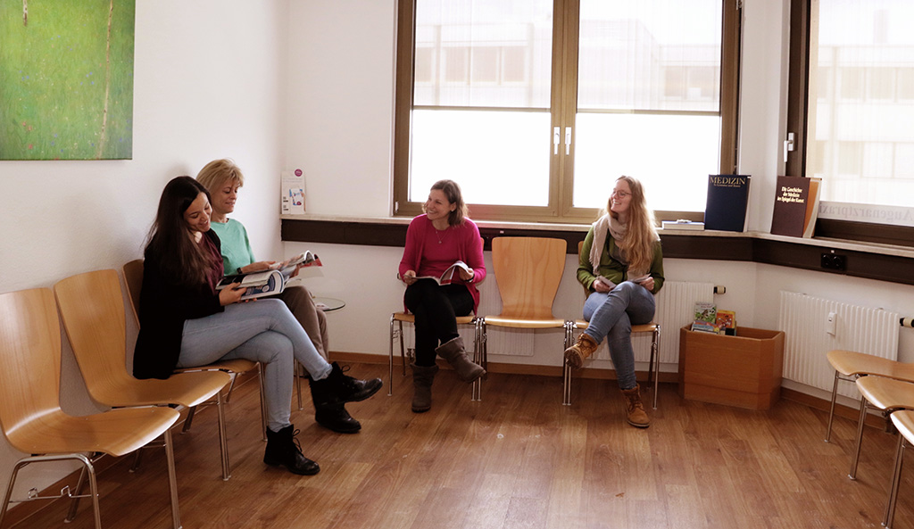 Vier Patientinnen sitzen im Wartezimmer der Augenarztpraxis in Taufkirchen